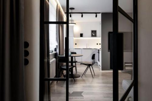 ウッチにあるSienkiewicza 59 Park Apartmentのテーブルとダイニングルームのあるリビングルーム