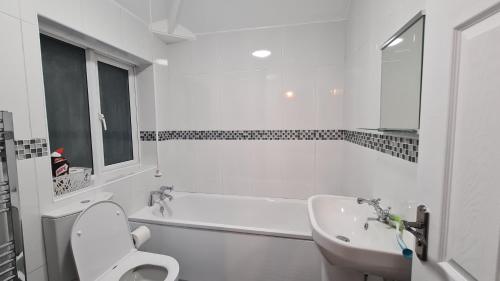 Bathroom sa Spacious 3 Bedroom House, 6 beds in Spondon, Derby with Parking