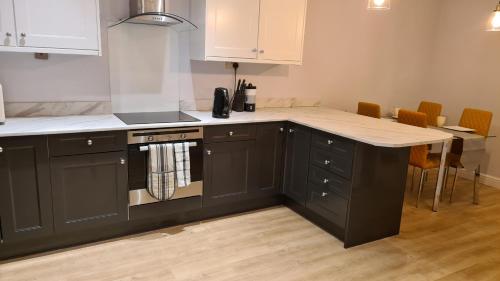 a kitchen with a stove and a counter top at Spacious 3 Bedroom House, 6 beds in Spondon, Derby with Parking in Derby