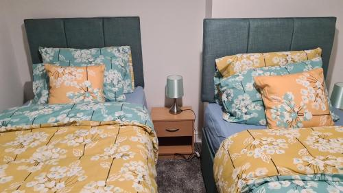 two beds sitting next to each other in a bedroom at Spacious 3 Bedroom House, 6 beds in Spondon, Derby with Parking in Derby