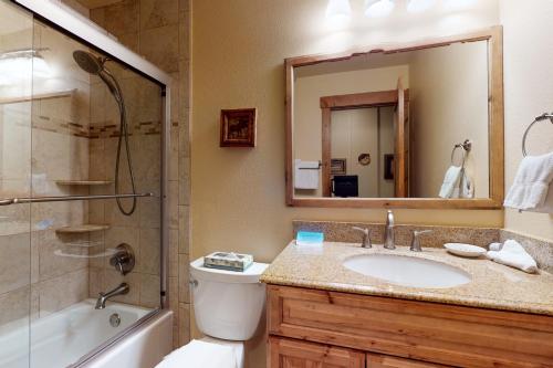 ein Bad mit einem WC, einem Waschbecken und einer Dusche in der Unterkunft Copper Valley 114 in Copper Mountain