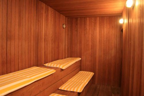 a sauna with two seats in a wooden room at Hotel VillaReal Guaratuba - Caieiras in Guaratuba