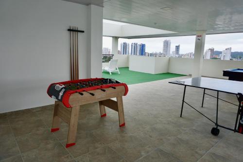 a room with a table and a bench in the middle at DEPARTAMENTO TOTALMENTE NUEVO, AMOBLADO Y DE LUJO EN TONSUPA in Tonsupa