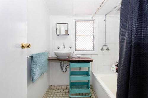a bathroom with a sink and a bath tub at Cosy Cottage -3 Bedrooms Victoria Park in Perth