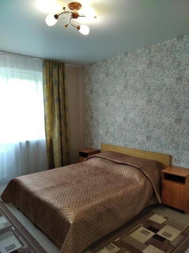 ベロクリハにあるApartment on Bratyev Zhdanovykhのベッドルーム1室(ベッド1台、シーリングファン付)
