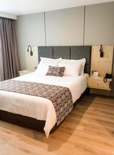 Novelty Suites Hotelにあるベッド