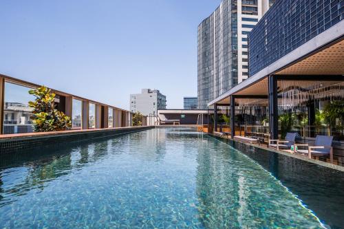 una piscina al lado de un edificio en The Old Clare Hotel, Independent Collection by EVT en Sídney