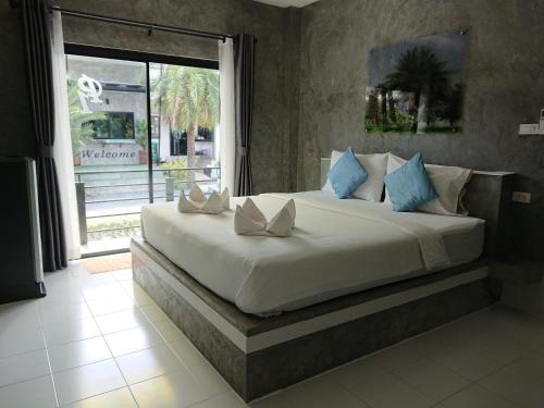 Postel nebo postele na pokoji v ubytování Lopburi Palm Resort