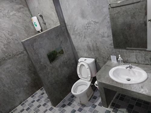 een badkamer met een toilet en een wastafel bij Lopburi Palm Resort in Lop Buri