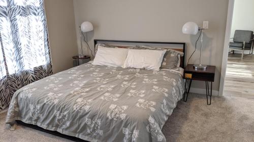 Ένα ή περισσότερα κρεβάτια σε δωμάτιο στο Boardwalk Homes - Executive Guest Rooms & Townhomes