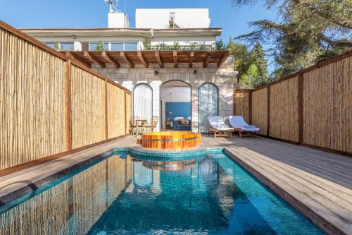 The swimming pool at or close to Gordonia Private Hotel