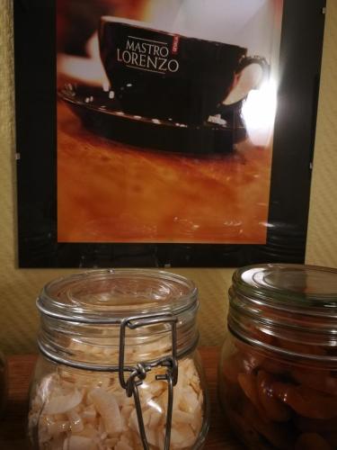 Una foto de Masterloper y dos frascos de comida. en Hotell Zlafen Bed and Breakfast, en Karlskoga