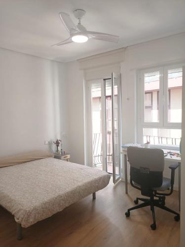 una camera con letto e scrivania con sedia di Apartamento Sofía a Murcia