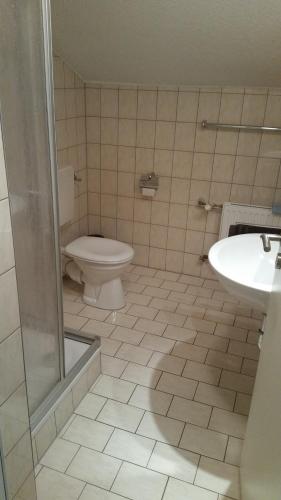 Bilik mandi di Edel Weiss Gästezimmer