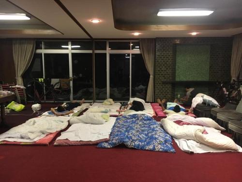 福岡市にあるTime Share Besso Taiyosoの子供のグループがベッドに寝ている場合