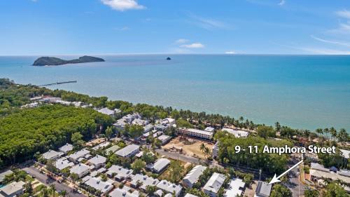 パーム・コーブにあるTropical Unit with Private Fenced Garden Close to The Beach 4の水辺の町の航空写真