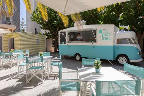 a food truck parked next to tables and chairs at Bordoy Cosmopolitan in Playa de Palma