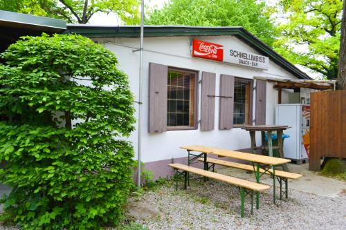 un banco de picnic frente a un edificio en Oktoberfest and Springfest Inclusive Camping, en Múnich