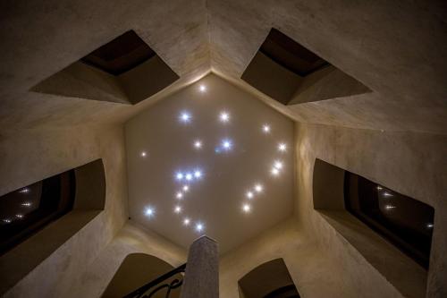 a room with a ceiling with lights in it at Casa Guarnieri in Feltre