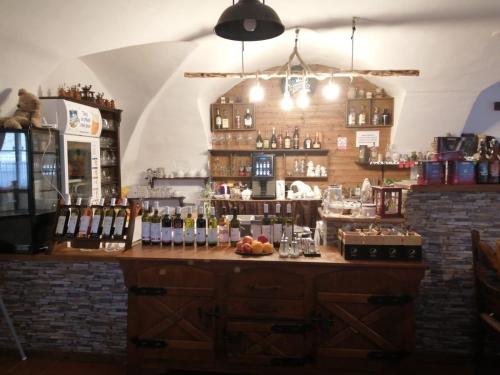 un bar con botellas de vino en una barra en Penzion U Šlechtičen, en Milovy