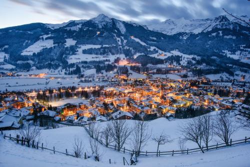 a town covered in snow with mountains in the background at Aurora Appartements inklusive freiem Thermeneintritt in Bad Hofgastein