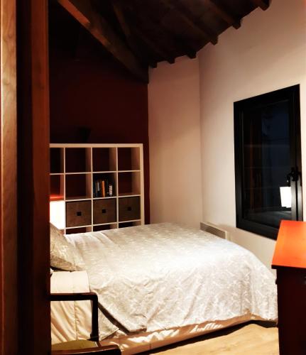 - une chambre avec un lit et une télévision dans l'établissement Casa de Pueblo en Saillagousse ideal familias, à Saillagouse