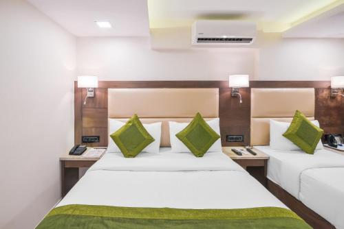 Кровать или кровати в номере Oxford Hotel Powai