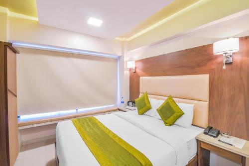 Кровать или кровати в номере Oxford Hotel Powai