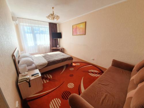 Habitación de hotel con cama y sofá en Hotel Aviastar, en Ulyanovsk