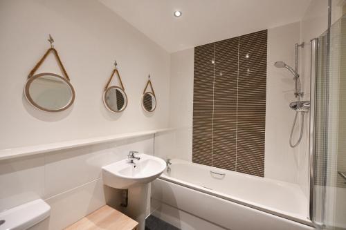 Bilik mandi di Harbour Quay Apartment