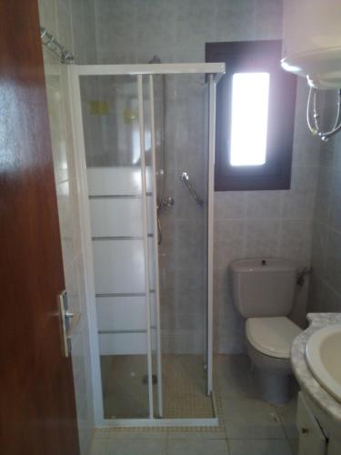 托罗埃利亚-德蒙特格里apartamento el Cortijo Estartit的带淋浴和卫生间的浴室