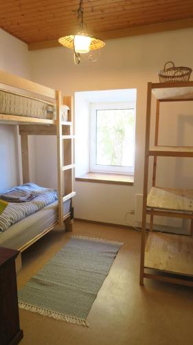 Ein Etagenbett oder Etagenbetten in einem Zimmer der Unterkunft Basecamp Apartment
