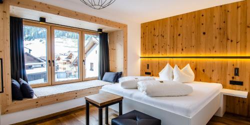 ein Schlafzimmer mit einem großen weißen Bett und einem Fenster in der Unterkunft Apart Chamins in Ischgl