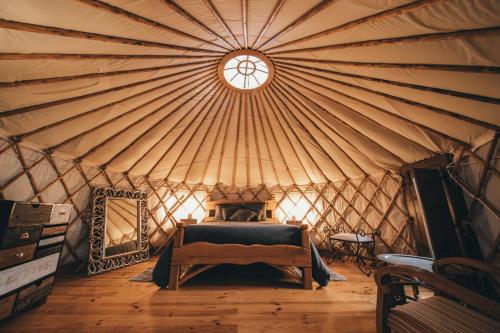 Habitación con cama en una yurta con ventana en Retiro Atlântico, en Urzelina