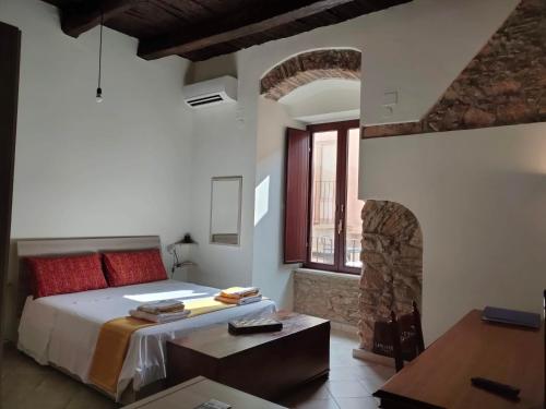 een slaapkamer met een bed en een open haard bij La Pietra Antica in Paola