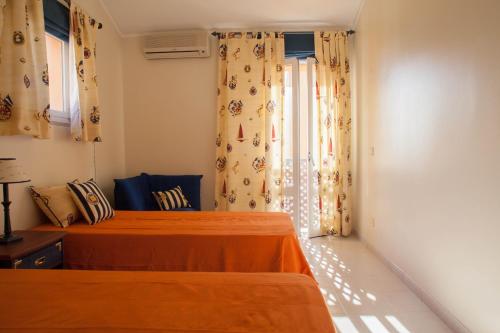 クアルテイラにあるMarina Apartmentのベッドルーム1室(ベッド2台、窓付)