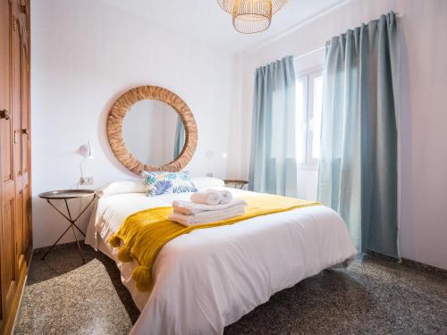 een slaapkamer met een bed met een spiegel erop bij Av.Dacio Darias 66, 1ºA Villa de valverde. in Valverde