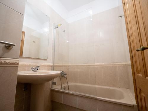 een badkamer met een wastafel en een bad bij Av.Dacio Darias 66, 1ºA Villa de valverde. in Valverde