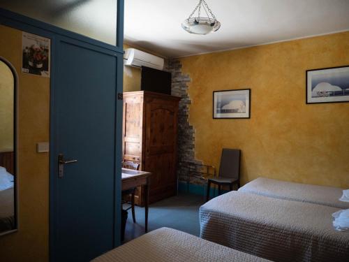 Tempat tidur dalam kamar di Hotel Beau Rivage