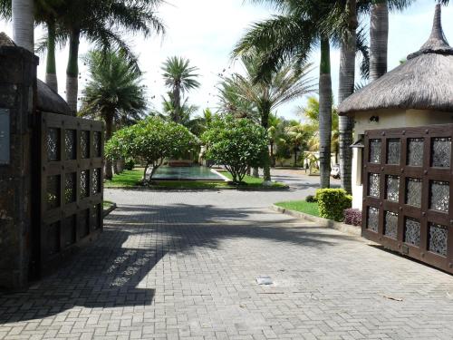 Un jardín fuera de Oasis Villas by Fine & Country