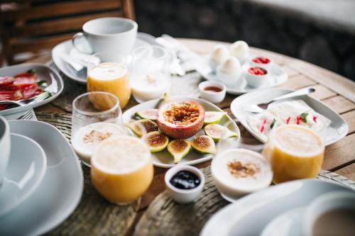 UrzelinaRetiro Atlântico的一张木桌，上面摆放着食物盘子