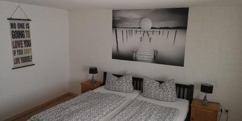 Llit o llits en una habitació de Ferienwohnung/Monteurwohnung am Badesee bei Kassel