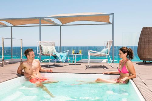 een man en een vrouw in een zwembad bij Kyrat Amarac - Adults Only in Cala Millor