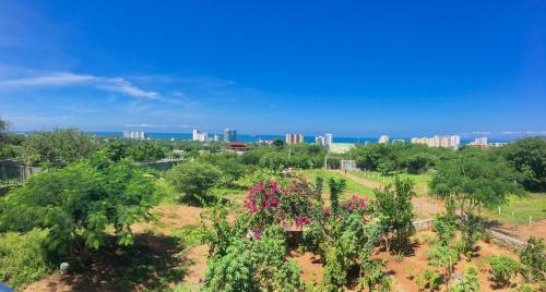 vistas a un parque con árboles y flores rosas en Casa Mediterranea, en Santa Marta