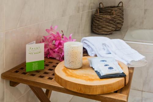 een badkamer met een houten tafel en handdoeken bij Hotel São Miguel in Ponta Delgada