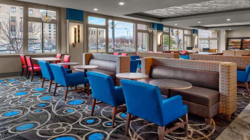 Holiday Inn Express - Kansas City Downtown, an IHG Hotel tesisinde bir restoran veya yemek mekanı