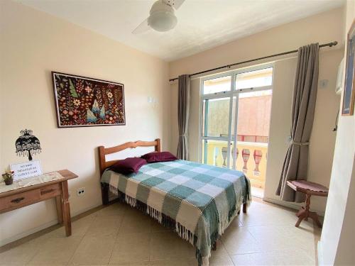 アハイアウ・ド・カボにあるRental Home Maralto Prainhaのベッドと大きな窓のある寝室