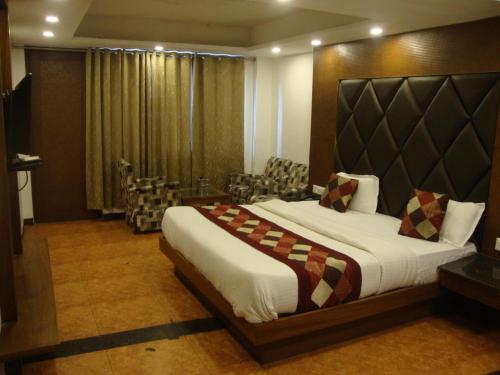 a bedroom with a large bed in a room at Hotel Hamers International in Mussoorie