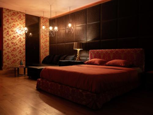 a bedroom with a red bed and a couch at Verne Dreams in Ghent