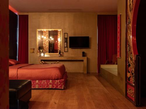 ヘントにあるVerne Dreamsのベッド2台とテレビが備わるホテルルームです。